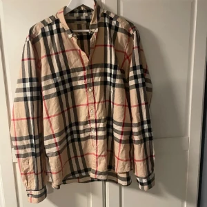 burberry skjorta  - Storlek Xxl motsvarar L-xl, mycket bra skick, sträddarsyd