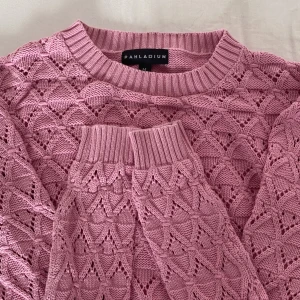 Stickad tröja  - Rosa stickad tröja med mönster på framsidan och utan mönster på baksidan, står storlek M men sitter som xs/s