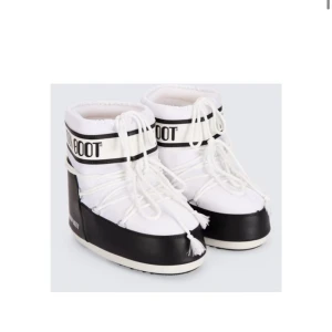 Moonboots - Säljer mina vita moonboots då de ej kommer till användning längre, använda en vinter och är i relativt bra skick! Pris börjar från 1300 men kan diskuteras!