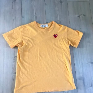 Cdg t shirt - Tshirt från Comme des garcons. Storlek L men passar S-M. Fint skick 