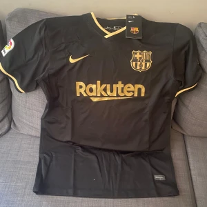 Barcelona tröja - Ny Barcelona tröja i bra kvalite. Storlek L passar nån mellan 180-190. Pris inte hugget i sten!!