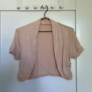 Rosa bolero - Jättesöt bolero kofta som sitter väldigt fint på. 