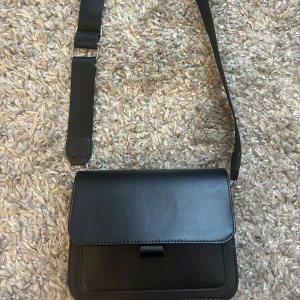 väska - knappt använd och rymmer ganska mycket för att vara en så smidig och liten väska