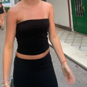 Svart bandeau topp - Säljer denna så sköna och snygga bandeau toppen. Endast använd 2 gånger. Stretchigt material så passar XS till S. Skriv vid funderingar!🤍