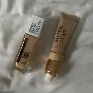 Säljer två foundations! Den första är Maybelline Super Stay Active Wear, perfekt för en långvarig look med upp till 30 timmars hållbarhet. Den andra är Revolution Super Dewy, som ger en fräsch och daggig finish. Båda är i en naturlig beige ton och kommer i praktiska pumpflaskor. Båda två=100kr eller 55kr varsitt, pris kan diskuteras❤️