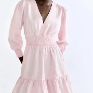 Rosa klänning  - Jätte fin rosa kläning som är använd fåtal gånger och i väldigt bra skick. Den är i storlek xs❣️