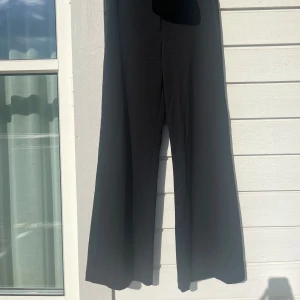 Kostymbyxor Bershka - Mid/lowwaist kostymbyxor från Bershka i stretchigt material. Svarta med raka ben. 