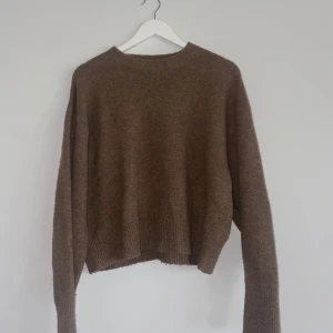 Stickad tröja från Zara - Säljer nu denna superfina stickade tröja från zara då jag inte får nån användning för den längre!:)🤎