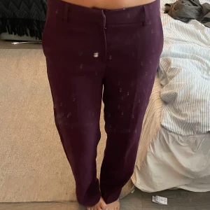 Vinröda kostymbyxor 🔥🌸 - Vinröda kostymbyxor från Gina Tricot, andvända en gång och köpta för drygt 6 månader sen. Super söta och kommer nog vara exkurs snygg nu under hösten🔥🌸