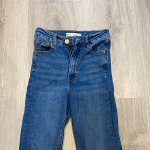 Säljer molly byxor i xxs - Säljer dom här byxorna från Molly i storlek xxs. Aldrig använda så dom är som helt nya! Dom har även slits nere vid foten.💓