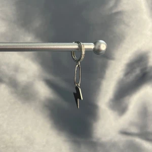 Bella earring - Säljer detta superfina, stilrena örhänge som är perfekt för de som gillar stockholmsstilen💕