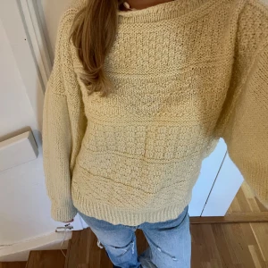 Gul stickad tröja💛💛 - Sååå fin stickad tröja som är hemstickad💛💛💛jag är inte säker att jag vill sälja så kom med bud!