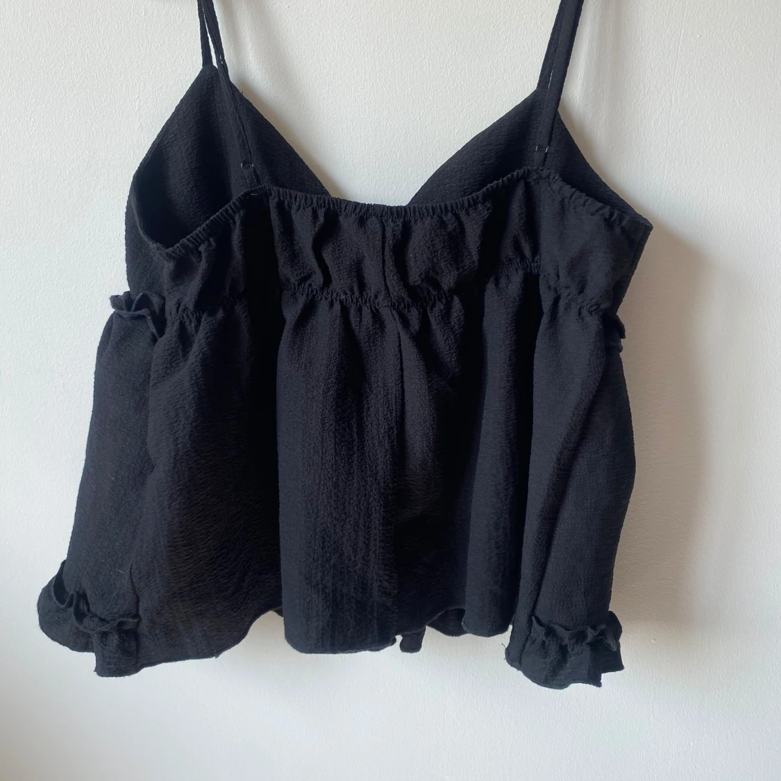 Svart ärmlös topp med volanger - 90