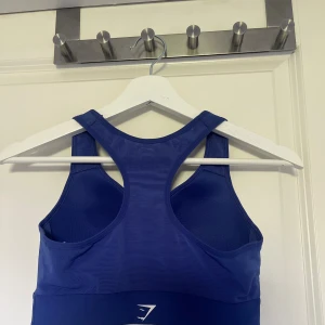 Gymstark sport-bh  - Blå sport-bh från gymstark! Väldigt stadig då den är vadderad. Så fin och knappt använd💙