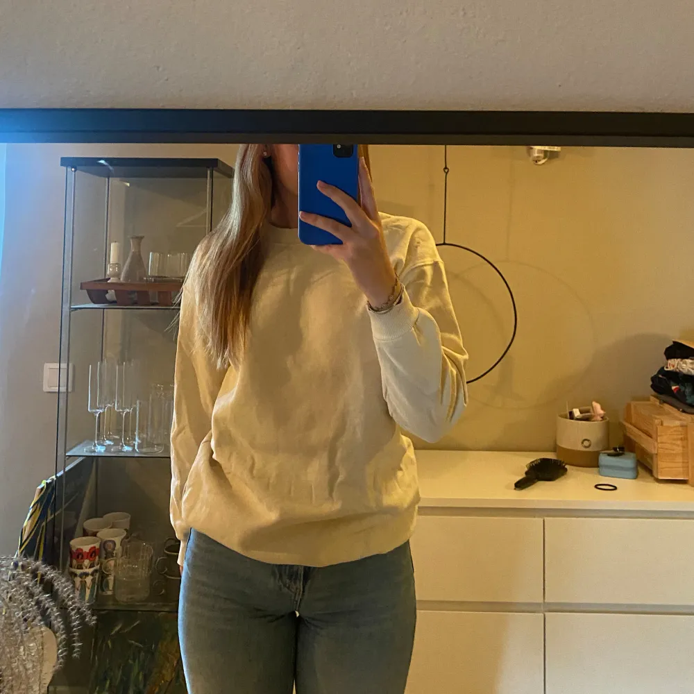 Off white/beige sweatshirt. Har tre väldigt små fläckar som typ inte syns alls, kolla andra bilden. Hoodies.