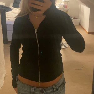 Zip Up Tröja - Säljer denna tröjan från Weekday då den inte kommer till användning. Nästan ny skick då jag nästan aldrig använt den. Slutsåld på hemsidan.