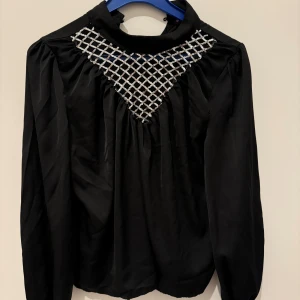 Svart blus - I nästan ny skick, passar storleken S-L