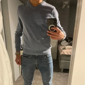 Tommy hilfiger crewneck - Snygg i princip helt ny tröja från Tommy hilfiger med V formad hals som jag inte använder längre, tveka inte att höra av dig vid eventuella frågor!