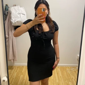 Klänning  - Klänning med dragkedja på ryggen, den sitter ganska tight på mig så den har aldrig kommit till användning 💗