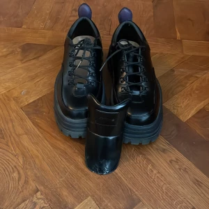 Eytys angels  - Eytys angels änvända 1 gång tills tungan på högra skon lossnade säker lättfixat hos en skomakare ny pris 2800