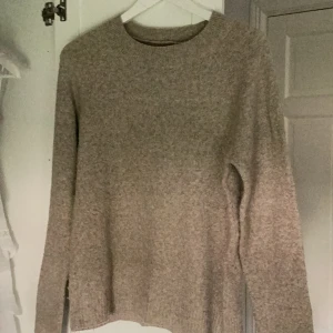 Beige stickad tröja från Vero Moda - Säljer en supermysig beige stickad tröja från Vero Moda. Perfekt för höst och vinter med sin varma och bekväma känsla. Tröjan har långa ärmar och en klassisk rund halsringning. Den är i storlek XS och passar perfekt för en stilren och enkel look. Perfekt för att mysa i hemma eller för en avslappnad dag ute!