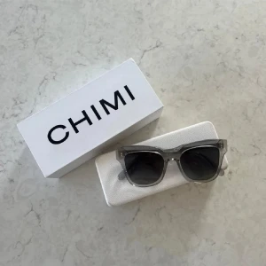 Chimi solglasögon  - Gråa chimi solglasögon i gamla 07 modellen, använda fåtal gånger!
