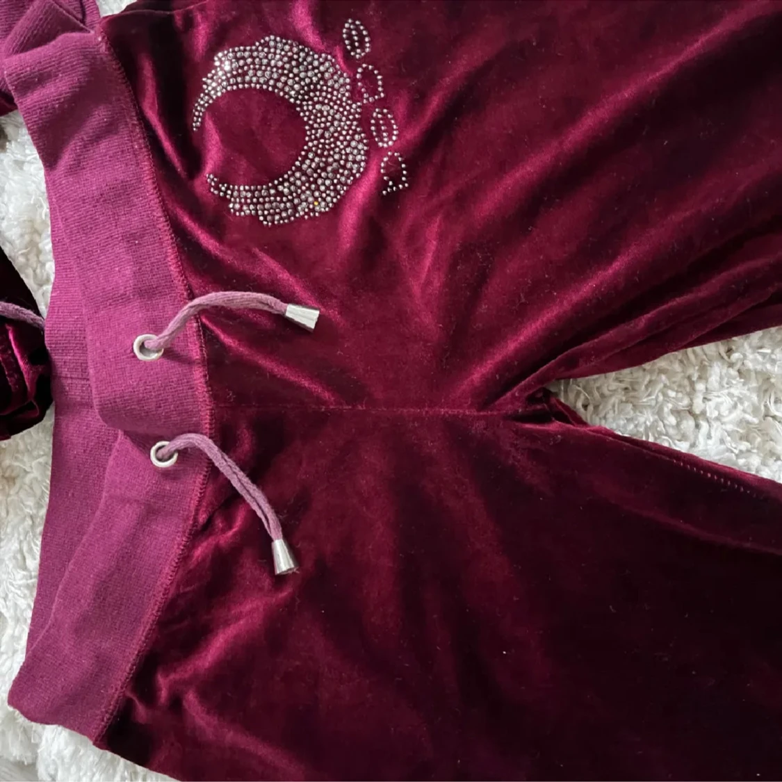 Vinröda mjukisbyxor med strassdetaljer - 91