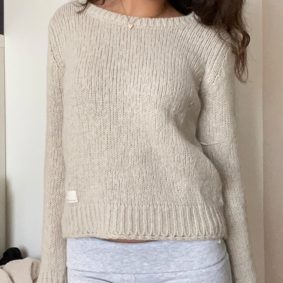 Beige stickad tröja med broderade detaljer