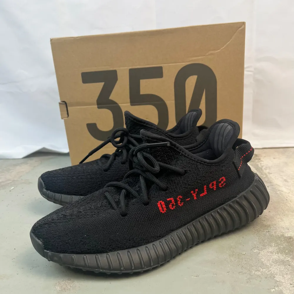 Adidas YEEZY BOOST 350 är en populär sneaker designad av Kanye West i samarbete med Adidas.   Årgång 2020 Orginalkartong och kvittot finns Storlek UK 5 (EUR 38). Skor.