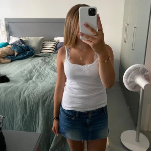 Vitt linne med detaljer på toppen - Supergulligt linne som tyvärr inte kommer till användning längre. Passar mig som är S men även XS. Skriv till mig för mer detaljer. Använd gärna köp nu!⭐️