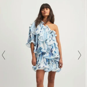 VOLANGKLÄNNING - Säljer denna söta volanklänningen ifrån NAKD. Endast använd en gång, nypriset är runt 800 kr 🙌🏼🩵