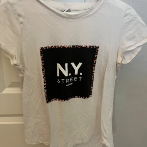 T-shirt - Säljer en vit t-shirt från GinaTricot i storlek s💕