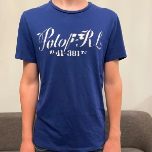 Ralph Lauren t-shirt - Ralph Lauren t-shirt | Storlek M | Skick 9/10 | Normal i storleken | Kille i bild är 178 cm, sitter bra men pyttelite kort i längden / Mvh