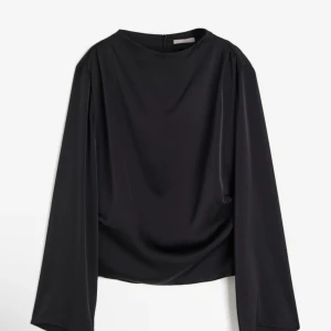 Satin blus - Jättefin oanvänd svart satinblus, med prislapp kvar!