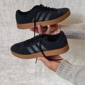 Sneakers adidas - Adidas sneakers, oanvända, alltså i nyskick. 