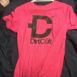 Dirt cült tröja rosa  - Dirt cult tröja i rosa nästan aldrig använd köpt för 500 säljer för 300 pris kan diskuteras inga defekter tvättas innan utskick 