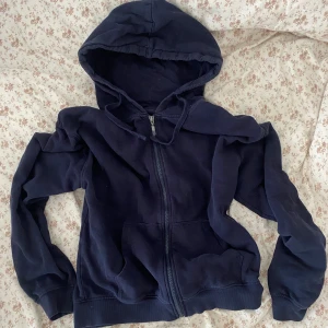 mörkblå hoodie 💗 - mörkblå hoodie i bra skick, har storlek s i vanliga fall 💗