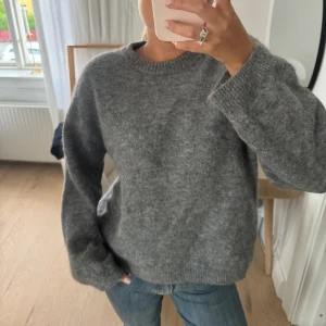 Grå stickad tröja arket  - Säljer denna så sköna stickade tröjan från arket<3