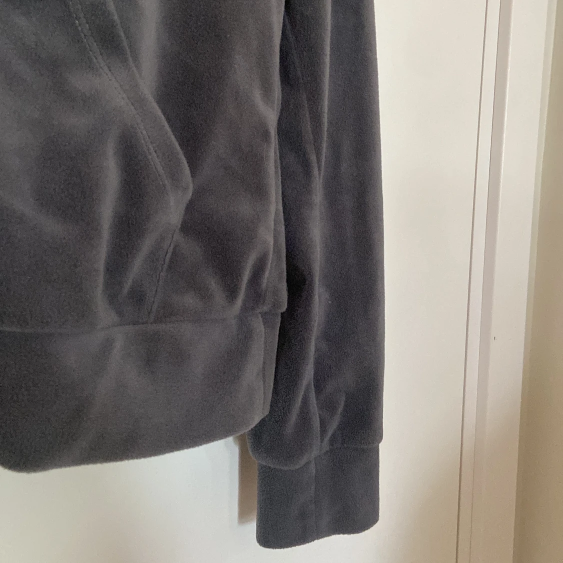 Mörkgrå hoodie från Gina Tricot - 93