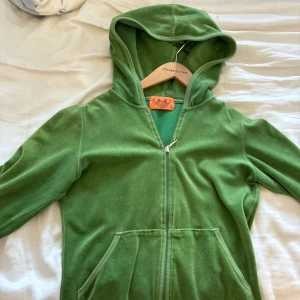 Juicy couture hoodie - 2000s juicy couture tracksuite överdel i en superfin smaragdgrönfärg används inte längre pågrund av att de inte längre är min stil❤️❤️