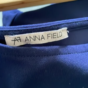 Rak lång klänning till knäna - Väldigt rak lång med korta armar