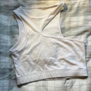 White crop top - Comfortable and pretty