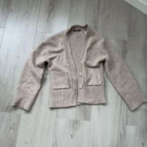 Kofta - Säljer denna kofta fina koftan från gina tricot då den inte kommer till användning ❤️