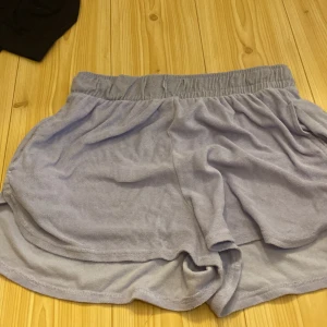 Lilla shorts  - Lilla shorts storlek M materialet är lite liknande en handduk och snöret är tyvärr borta och dom är väldigt töjbara 
