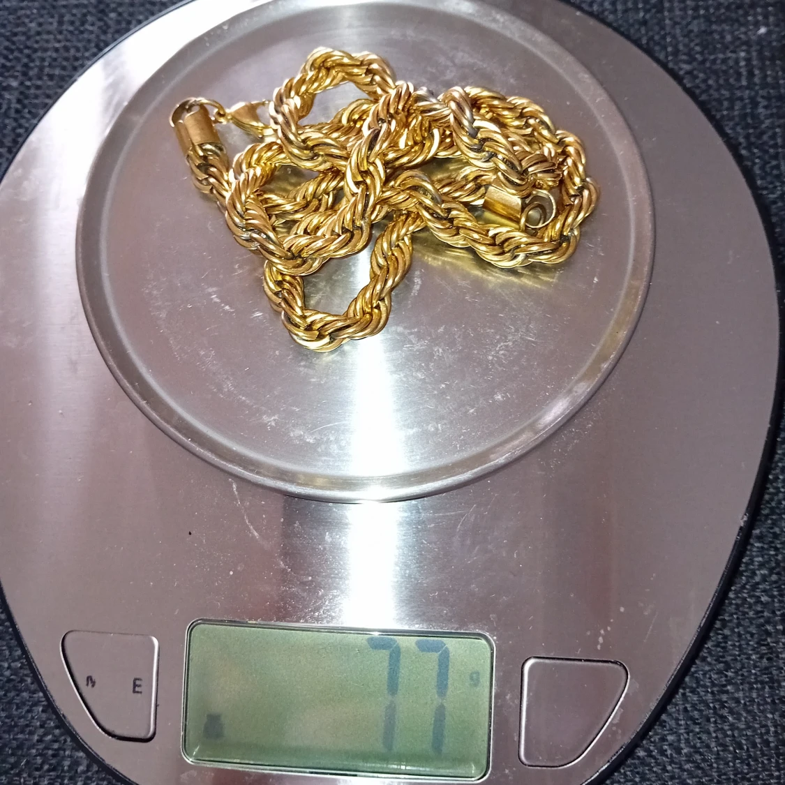 Guldfärgat halsband med tvinnad design