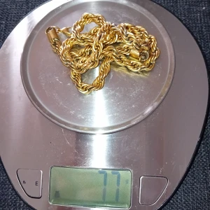 Guldfärgat halsband med tvinnad design - Säljer ett snyggt cordell halsband. väger 77 gram och har en säker karbinhake för enkel användning. Perfekt för att ge en elegant touch till vilken outfit som helst!