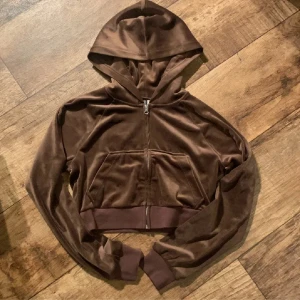 Kort huvtröja  - Jättemysig kort huvtröja med dragkedja. Skriv om du har några frågor!🤎