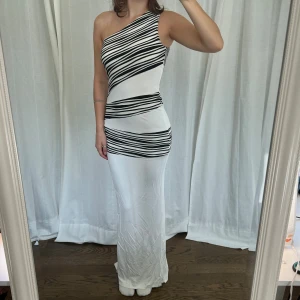 Långklänning - Figursydd långklänning / balklänning från ABS Allen Schwartz. Väldigt hög kvalite, är inte genomskinlig. Jag är 176 cm 🤩