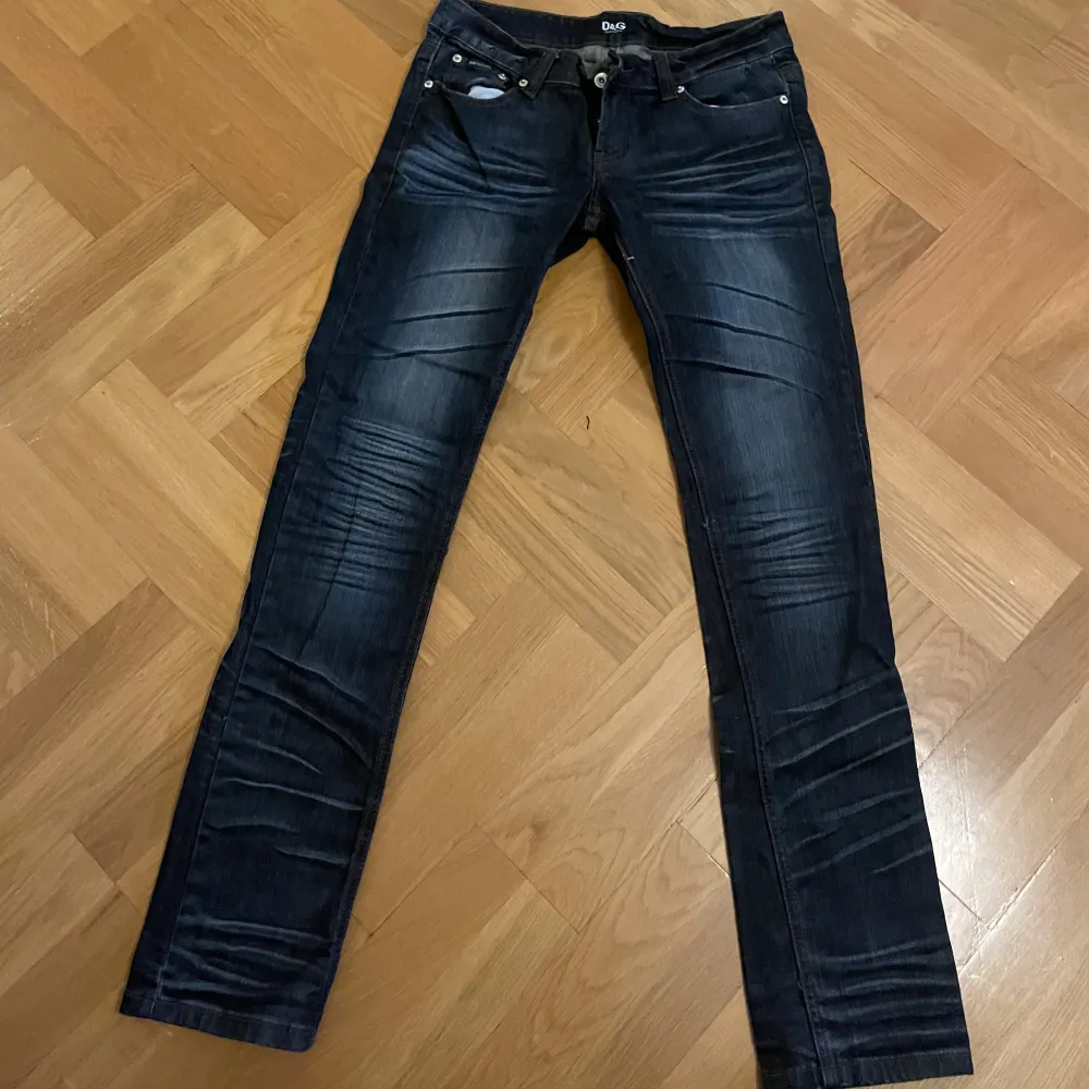 Detta är riktiga dolce & gabbana jeans som är i ny skick. Lågmidjade och skit snygga!❤️. Jeans & Byxor.