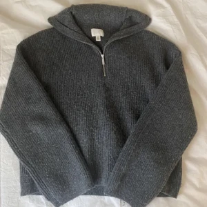 stickad tröja med dragkedja  - Jättemysig och varm tröja från h&m i storlek xs (oversized) som är slutsåld, ull mix. I jättefint skick, köpare står för frakt!